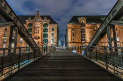 卧龙地产，历史行情回顾与未来展望