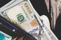 黄金价格暴跌原因解析：美元走强、利率上升、股市吸金，助你避开投资陷阱