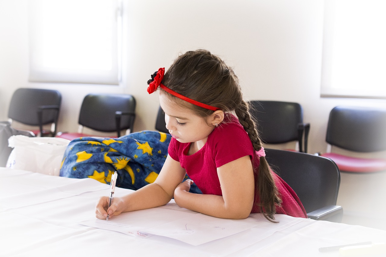 女子将幼童关飞机厕所教育系家长同意