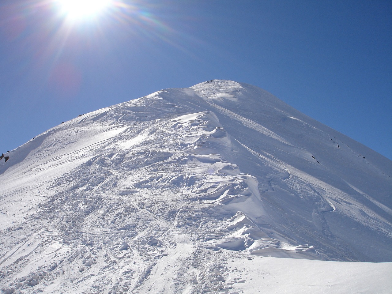 探秘长白山，中国北境的冰雪奇缘与生态天堂——深度解析长白山旅游股份有限公司